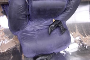 Die Hydraulik der Presse machte einen Ruck und ein Stiefel kullerte in die Müllschüttung. Der andere verhedderte sich mit dem Absatz in einer aufgeplatzten Sesselbezugnaht.